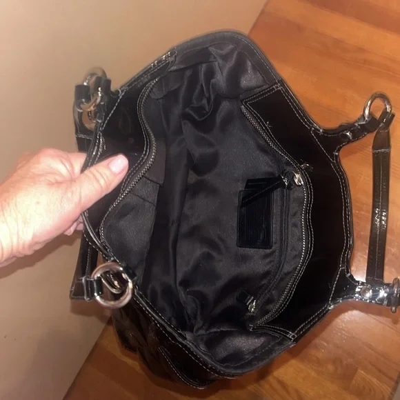 Coach black patent leather tote handbag with signature CC logo, preowned OS - Picture 4 of 10